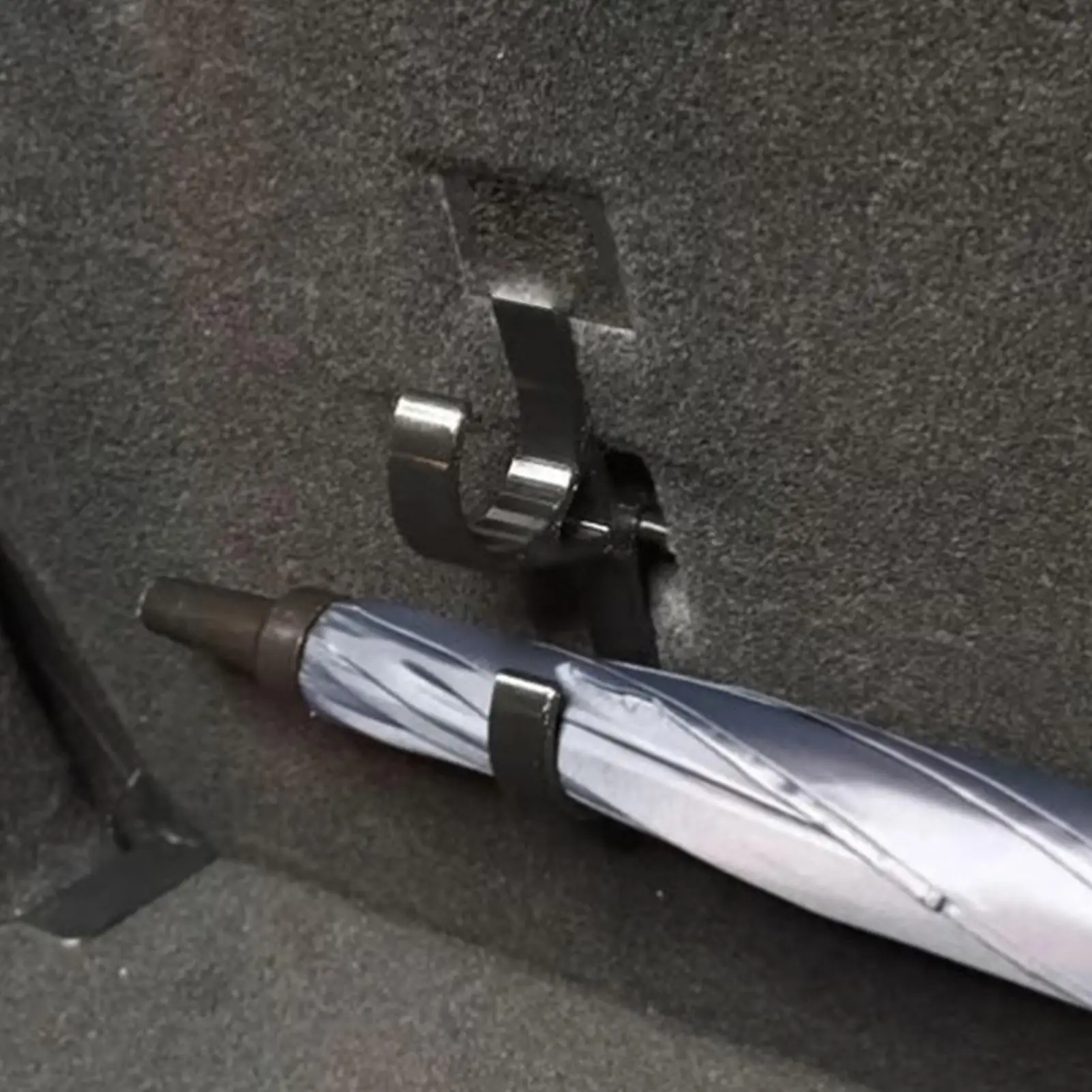 2pc Car Trunk Umbrella Holder Car Accessories Mount Plant Towel Hook Auto Universal Internal Storage Organizer Holders black/red