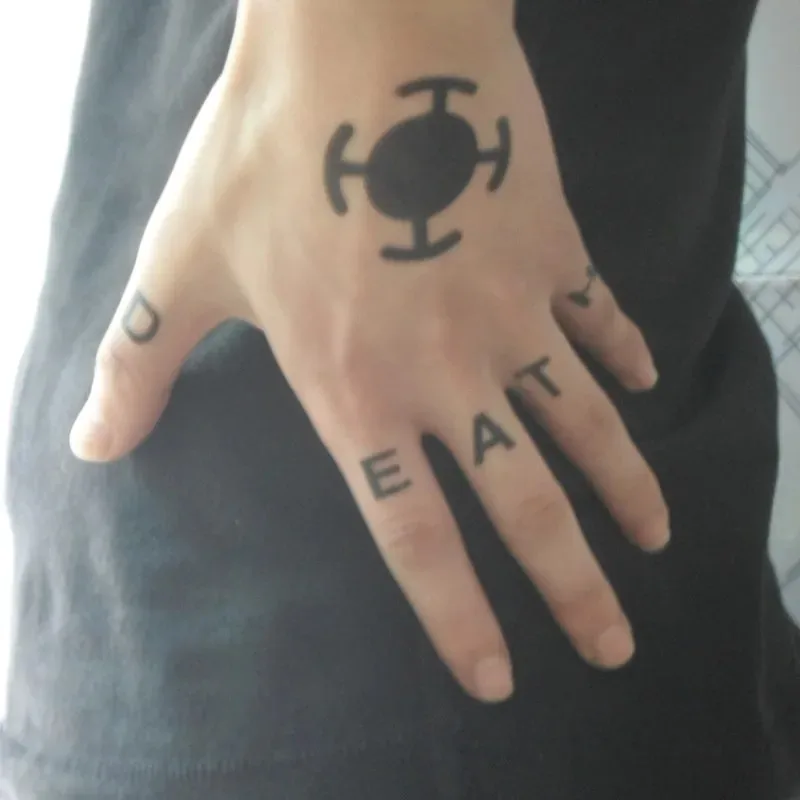 2 Pezzi/Lotto Adesivi Anime Tatuaggio Cosplay di Trafalgar Law per Uomini e Donne, Logo Trafalgar D Water Law - immagine 3