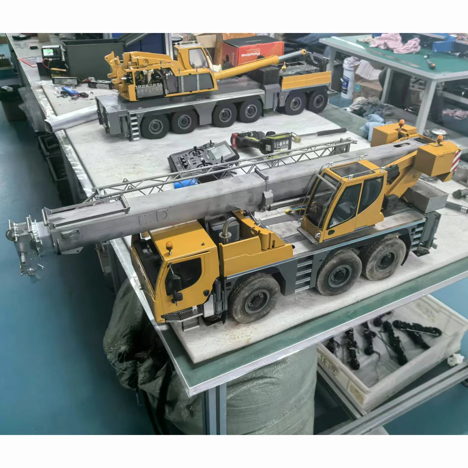 Eyewhale D1050 RC Hydraulic Mobile Crane Truck 3 Axles 1/14 Remote Control Metal Heavy Duty Machine All Terrain Construction Car 6