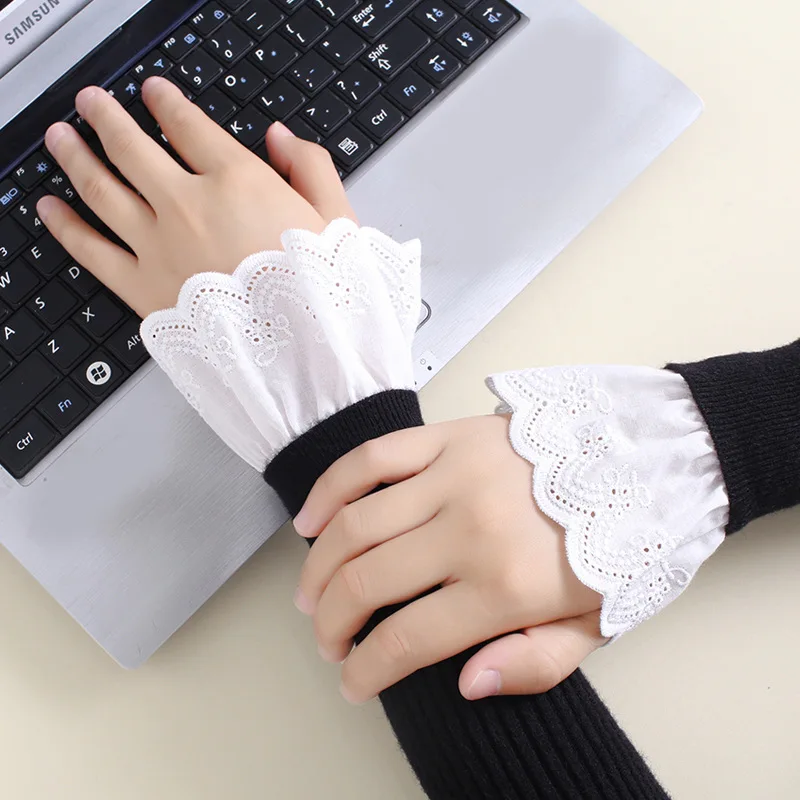 

1 Pair Womens Detachable Sleeves Horn Cuffs Hollow Out Embroidery Floral Lace Fake Sleeves for Sweater Blouse Wrist Warmers