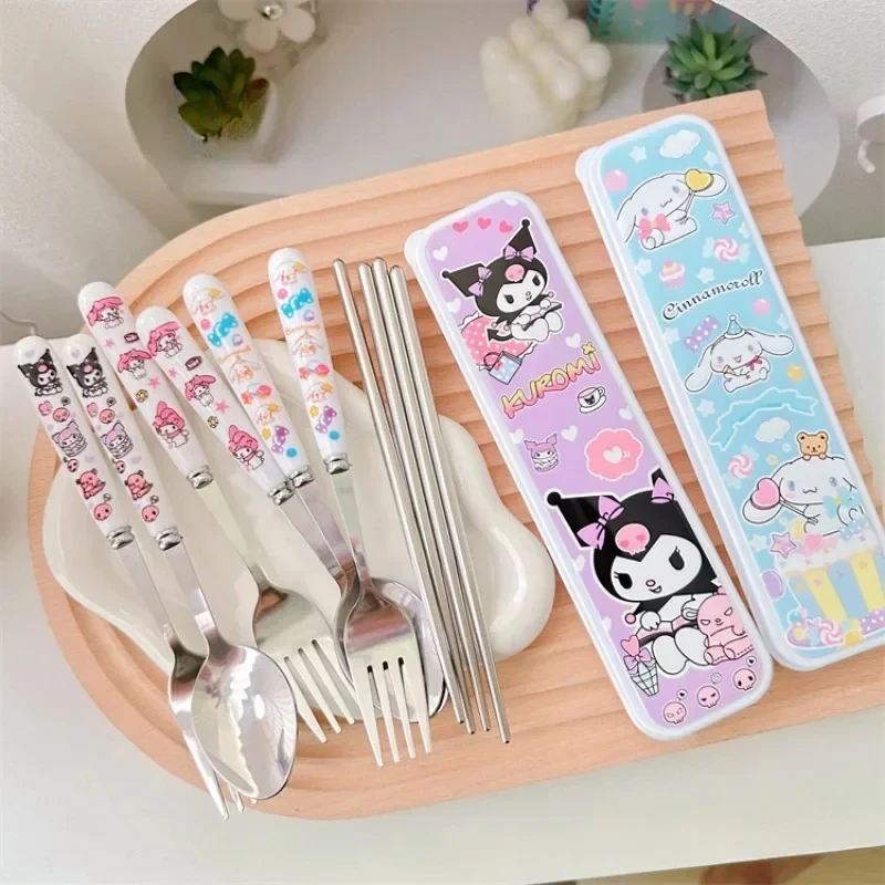 

2PCS Kawaii Sanrio My Melody Cinnamoroll Kuromi Cutlery Set Cartoon Chopsticks Spoon Fork Set Portable Tableware Storage Box