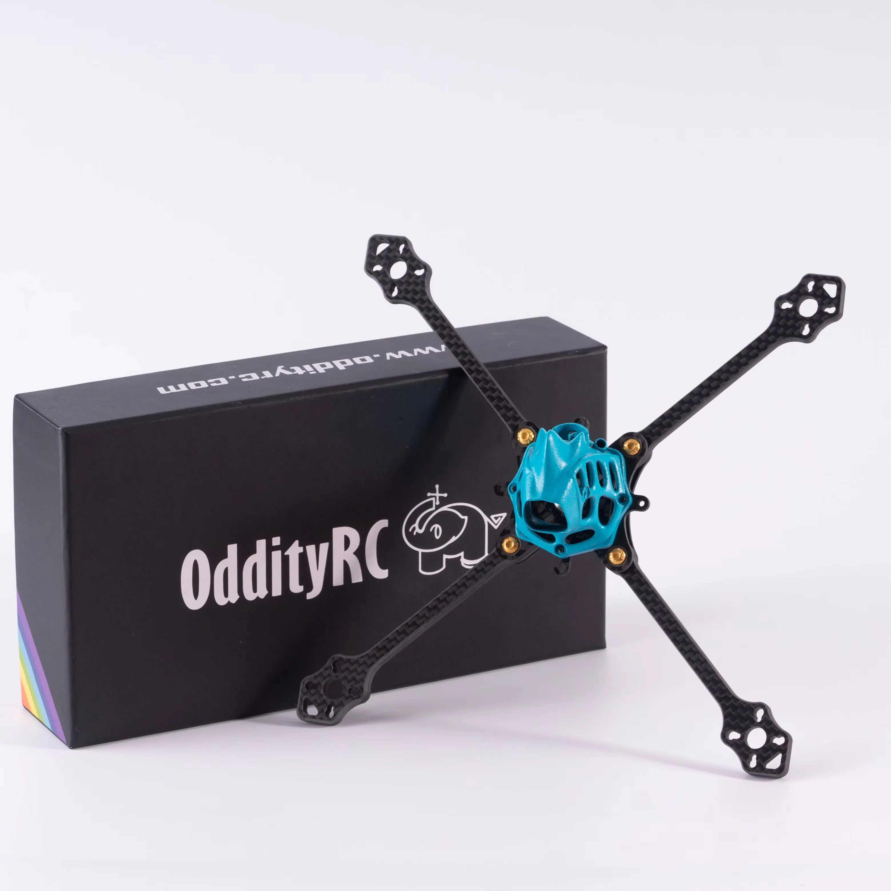 Cadre OddityRC Toothpick 5 pouces posé sur une surface, léger et robuste pour la course.