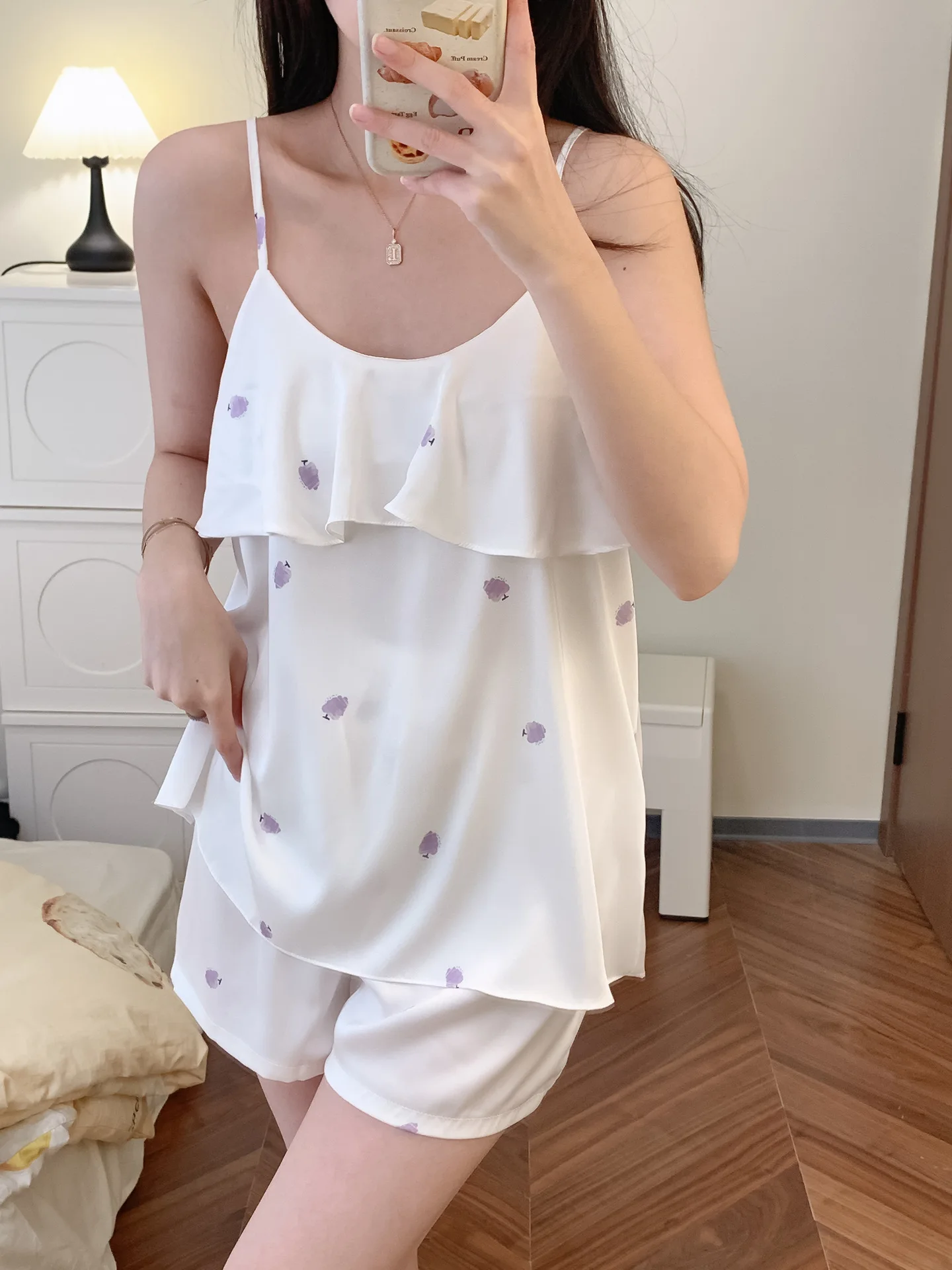 

Пижама женская из шелка с принтом, однотонный топ на бретельках, свободные шорты, пикантная ночная рубашка, одежда для сна, 2 шт., на лето