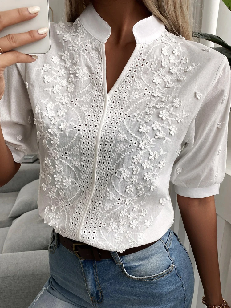 Chemise élégante en dentelle unie à col en V