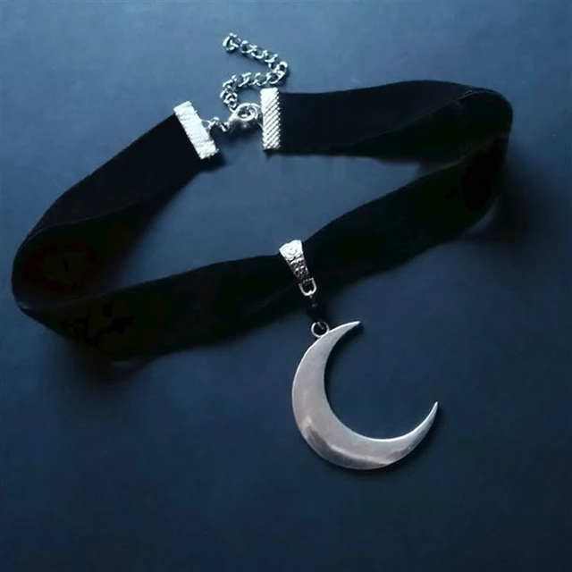 Halbmond-Halsband aus dickem schwarzem Samt mit Schmuck, großer silberfarbener Charme, Gothic-Hexenhalsband, Geschenk, Mode