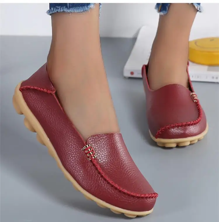 Detaljeret syning på damesko i retro slip-on stil