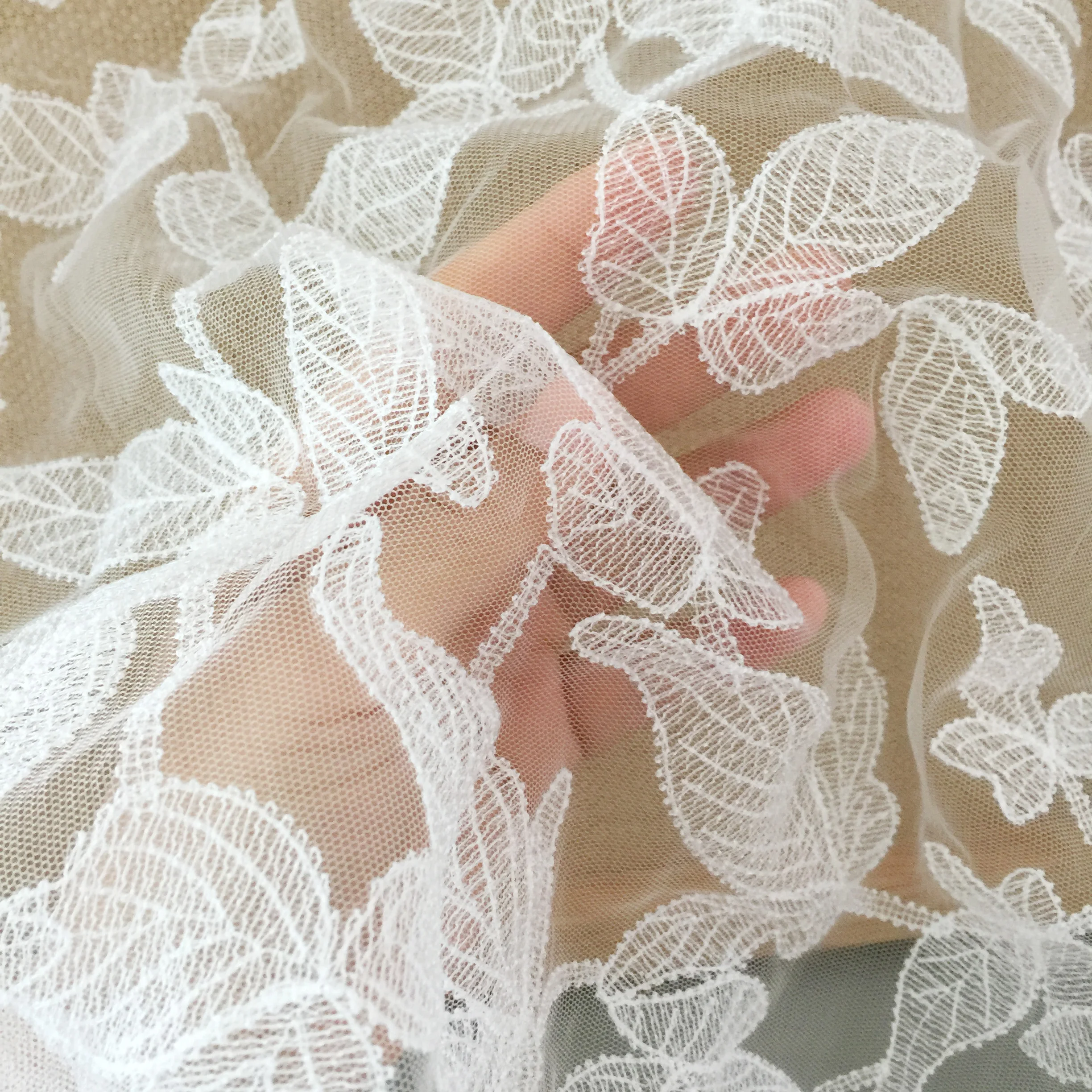 1 Yard Elfenbein Exquisite Alençon-Spitze Stoff mit Blatt Muster Floral Emrboidery Stoff für Hochzeit Kleid, Spitze Caps