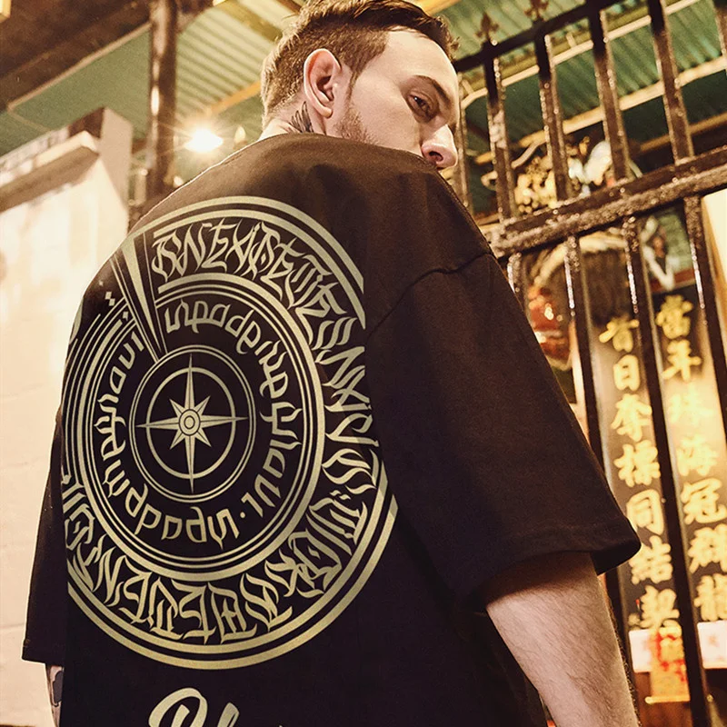 【SATIIIZ】Riked Printing Short Sleeve T-Shirt SATIIIZ】Riked Printing Short Sleeve T-Shirt Border printed