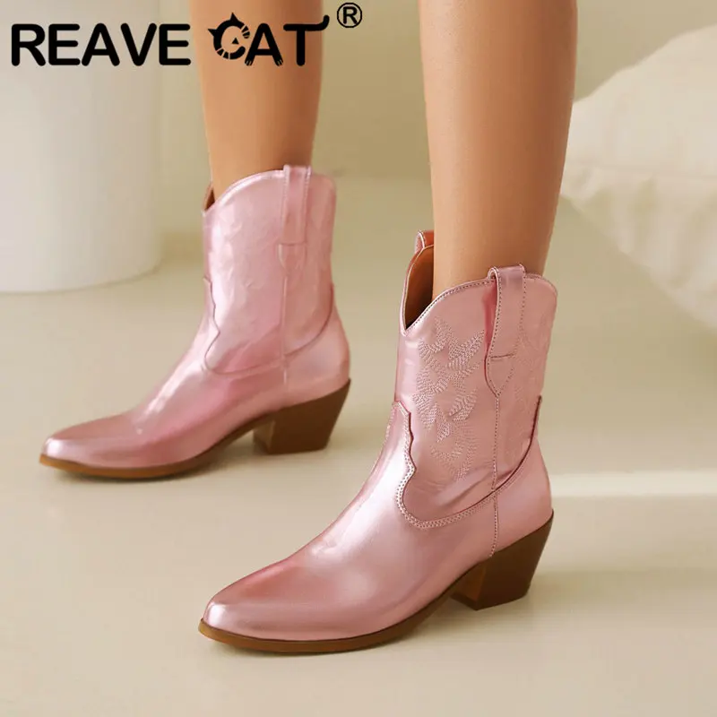 

Женские ботильоны с острым носком REAVE CAT, новые дизайнерские ковбойские ботинки на танкетке Blcok Heeels 5 см, повседневные ботильоны без застежек с вышивкой, большие размеры 50