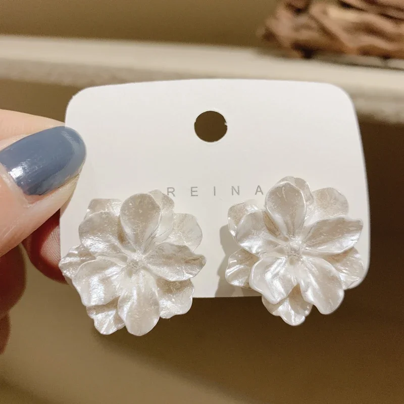Pure White Women's Dangle Earrings Blooming Flower Acrylic Enamel Butterfly Imitation Pearl Heart Hanging Earrings Elegant Brinc
