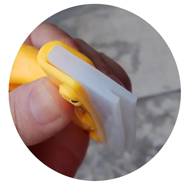 물 와이퍼 실리콘 블레이드로 창문을 깔끔하게 청소하세요.