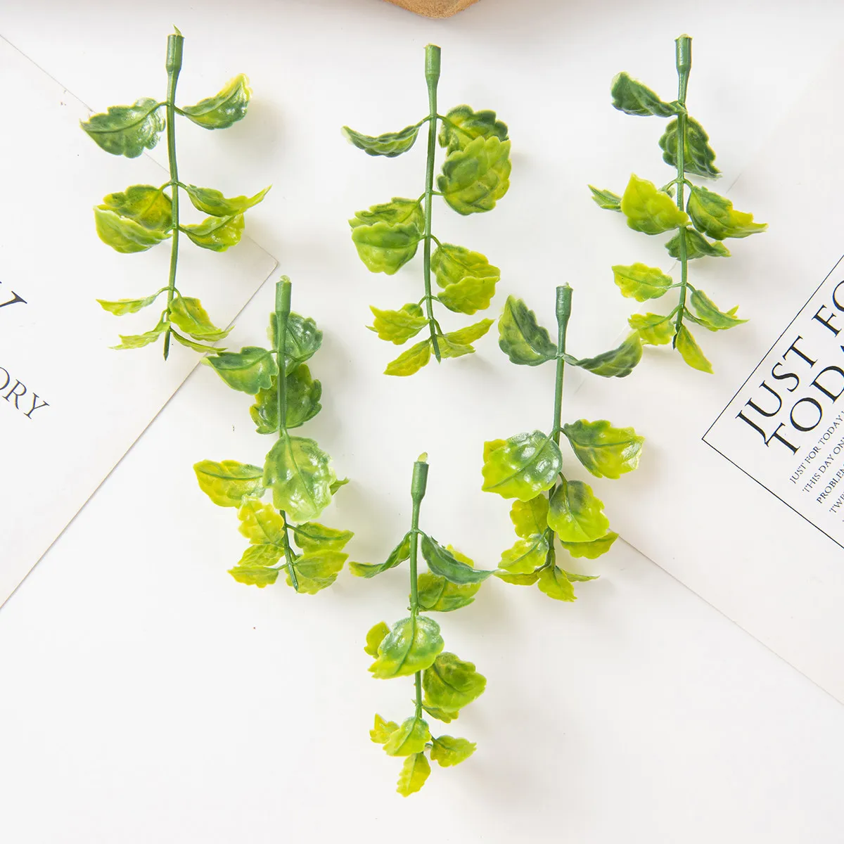 50 Stück künstliche Pflanze verlässt Weihnachts feier nach Hause Hochzeit Hintergrund Wand Garten Dekoration Zubehör DIY Candy Box Sammelalbum – Detail 5