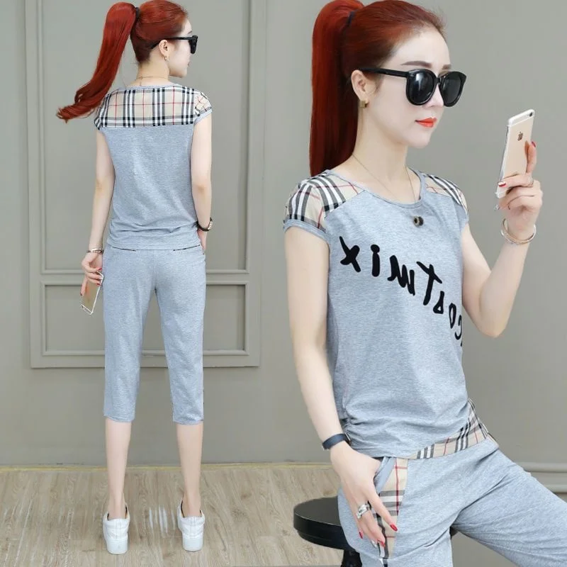 

Женский спортивный костюм, летний Повседневный Топ с коротким рукавом и брюки-Капри, комплект из двух предметов, модная Корейская версия, комбинированная одежда, 2023