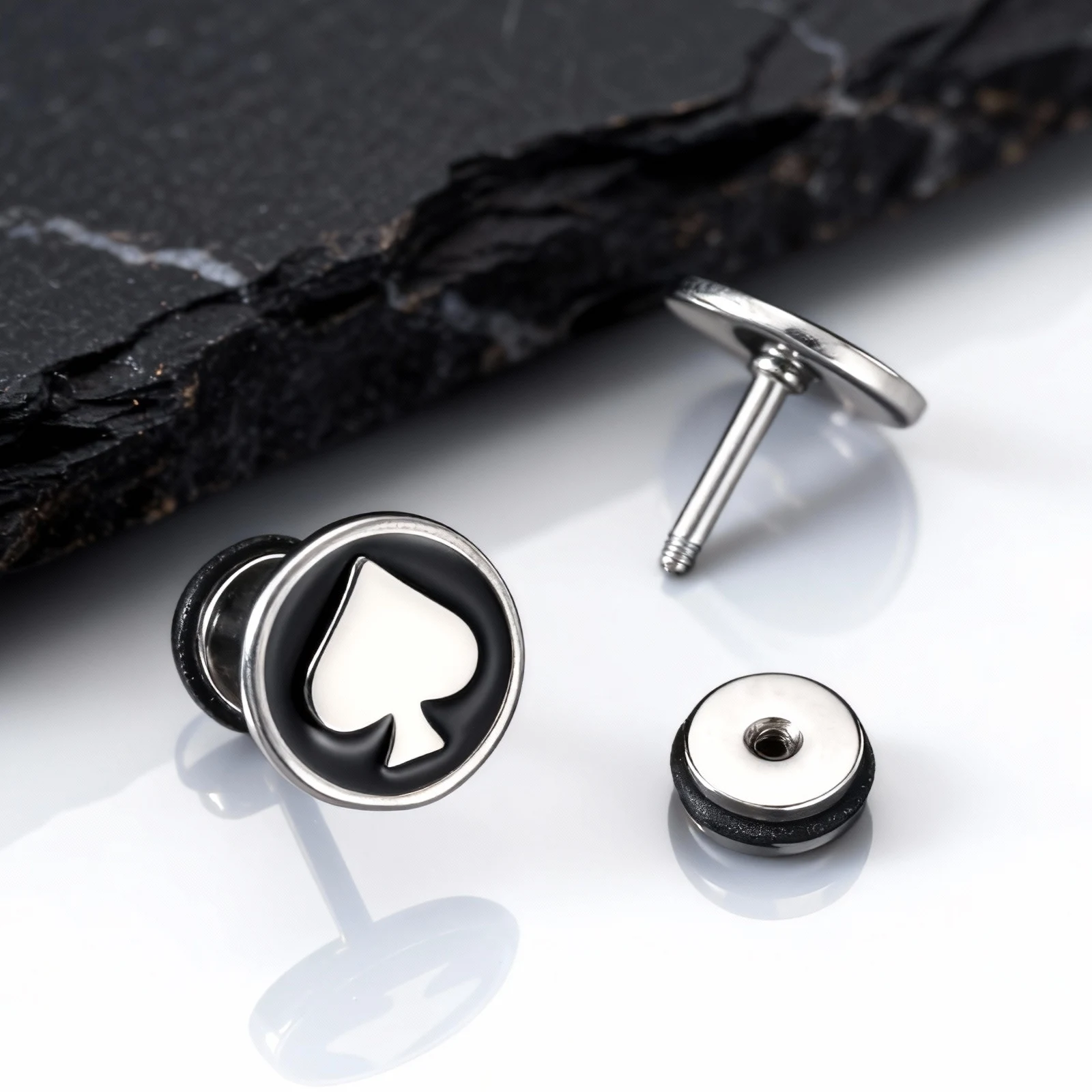 Poker-Karten-Pfirsich-Herz-Ohrstecker für Männer, kleine runde Ohrstecker aus Edelstahl, Piercing-Ohrring-Schmuck – Detail 3
