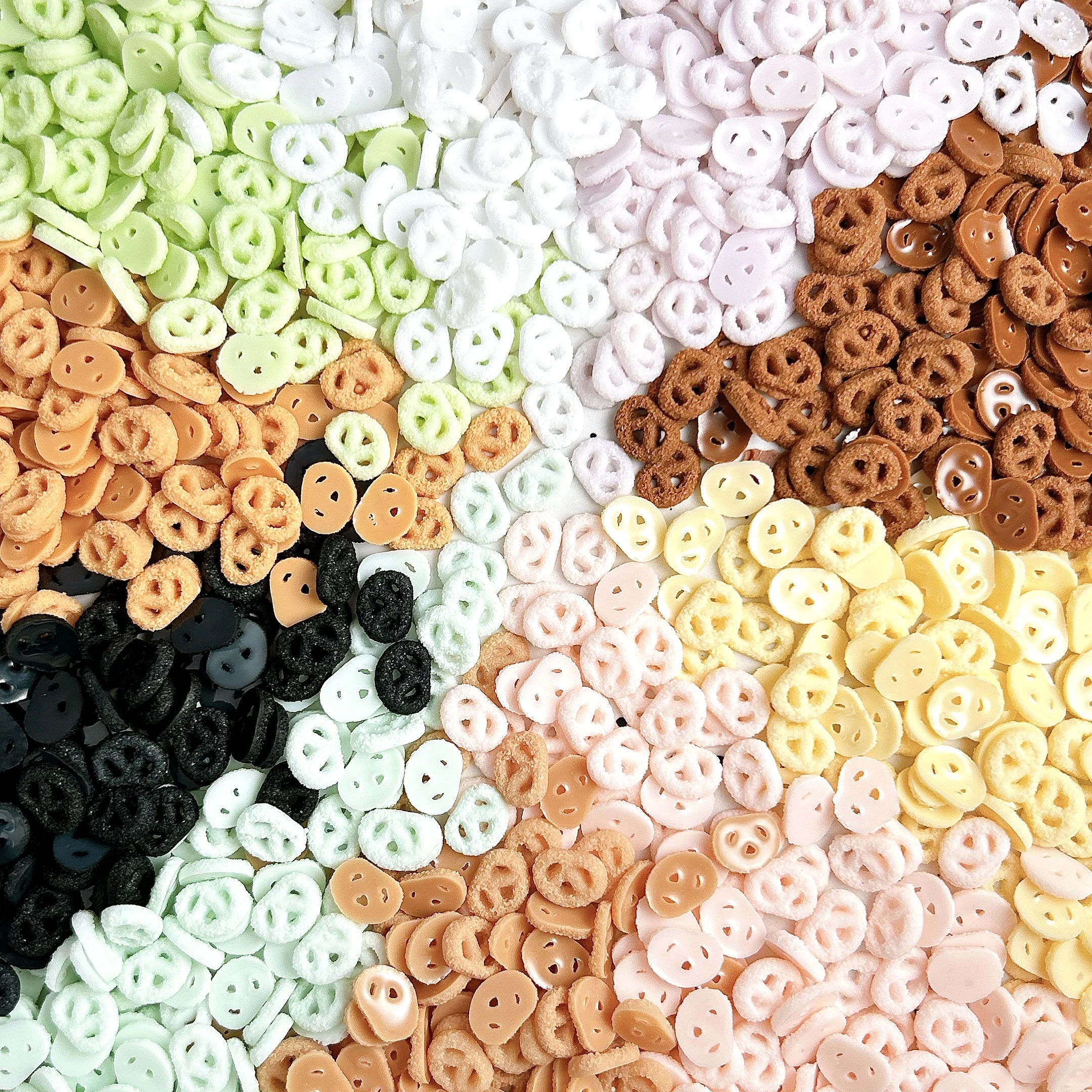 30PCS 시뮬레이션 된 귀여운 미니 주름진 쿠키 네일 매력 3D 수지 Kawaii 빛나는 비스킷 네일 아트 부품 매니큐어 DIY 용품