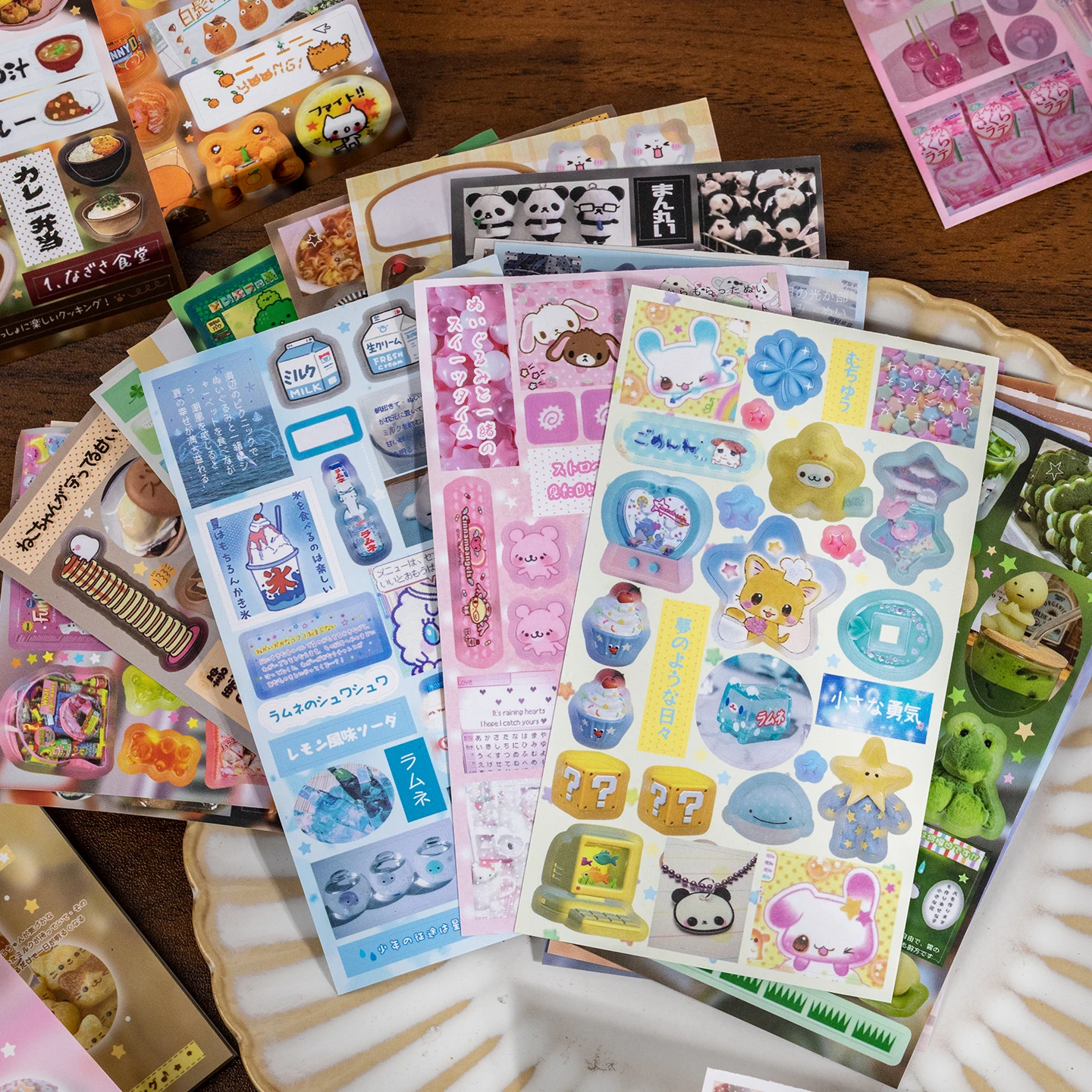 20개 코팅 종이 스티커 - Y2K 캔디 베어 & 귀여운 간식 (저널 스크랩북 DIY 데코용)