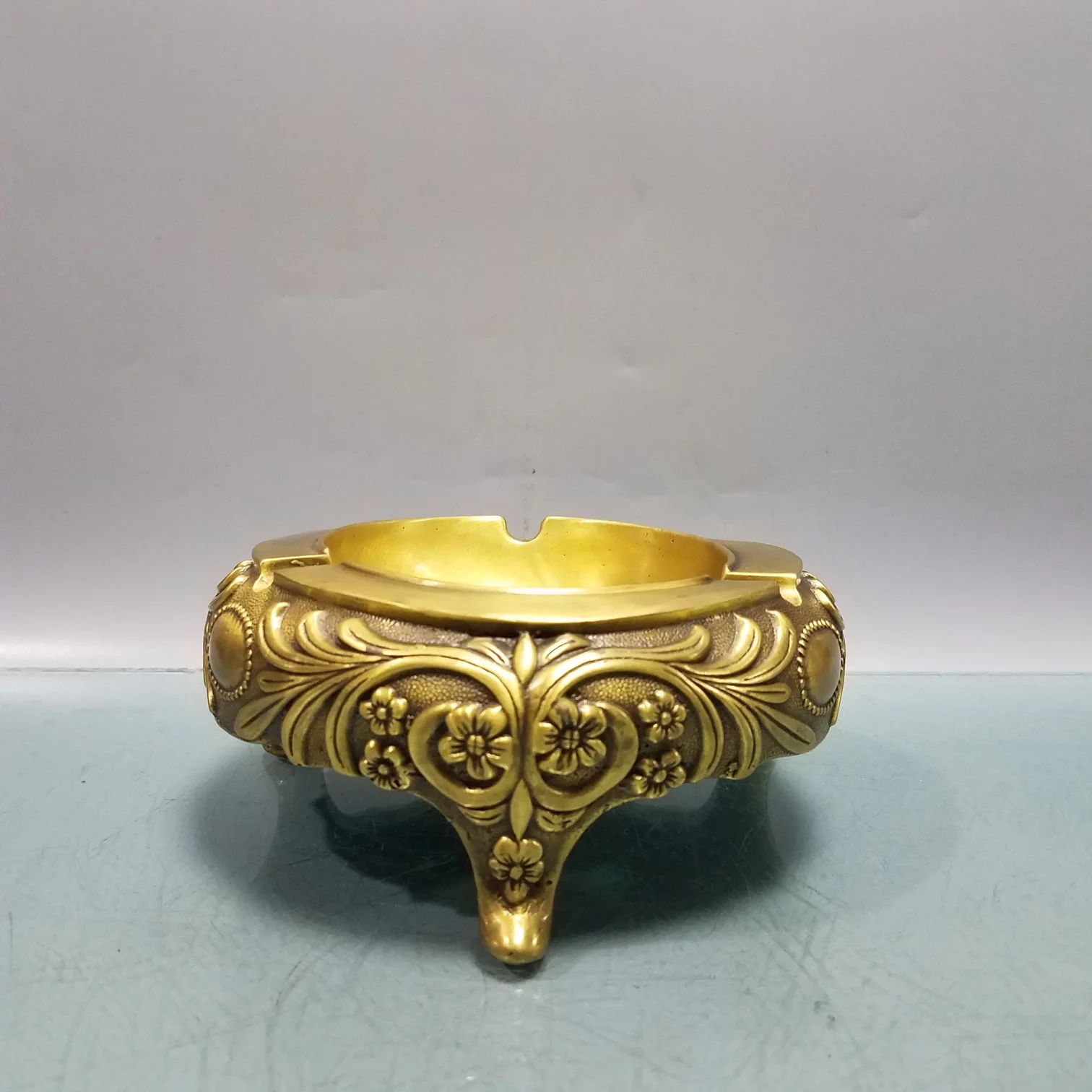 

Exquisite antique pure copper three-legged ashtray ornament