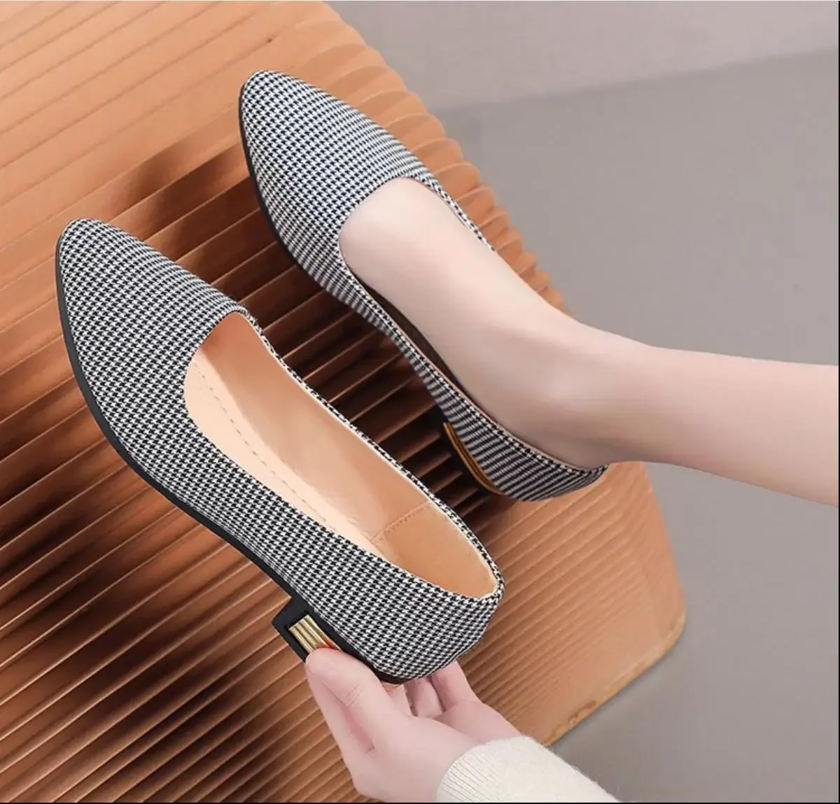 Large Lightweight Soft Sole Casual Shoes for Women's Versatile, Non slip, Comfortable Flat Sole Women's Single Shoe