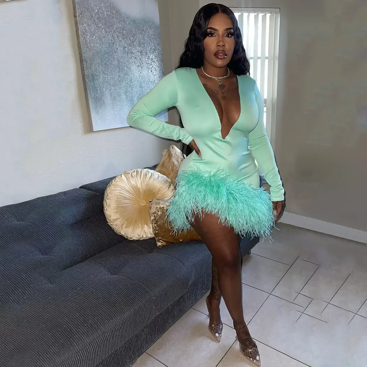 

Женское платье с длинным рукавом и V-образным вырезом