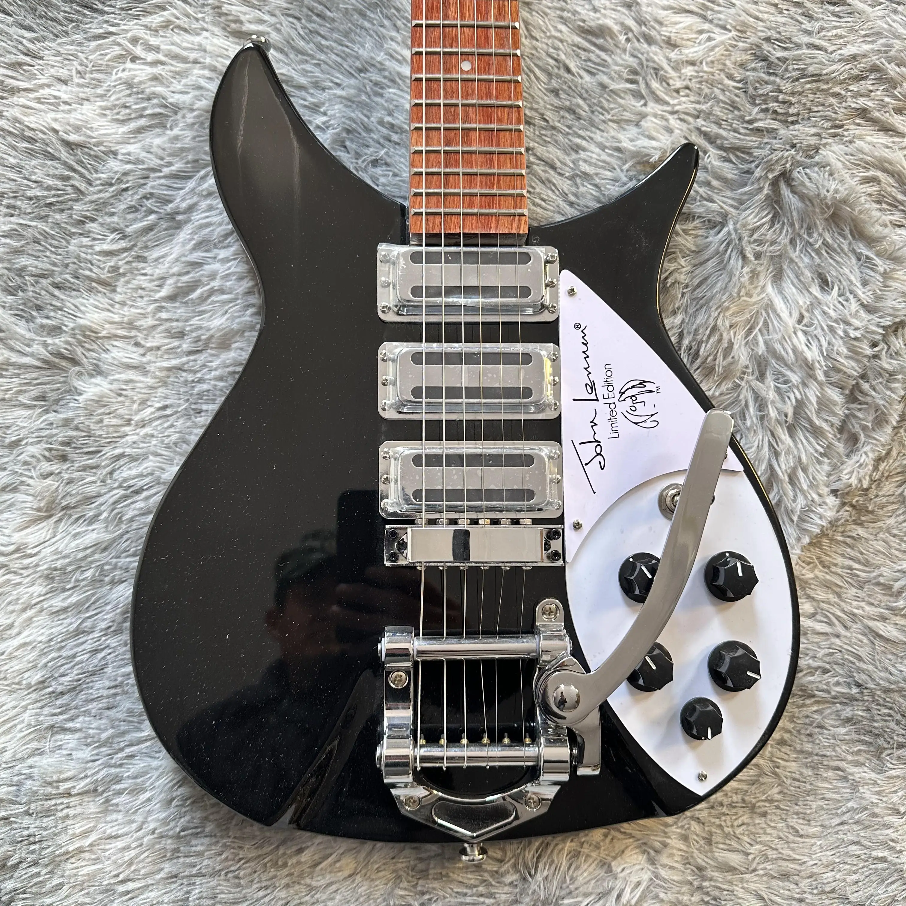 Electric Guitar, Tremolos System Bridge,Black Color,Rosewood Fretboard,6 Strings