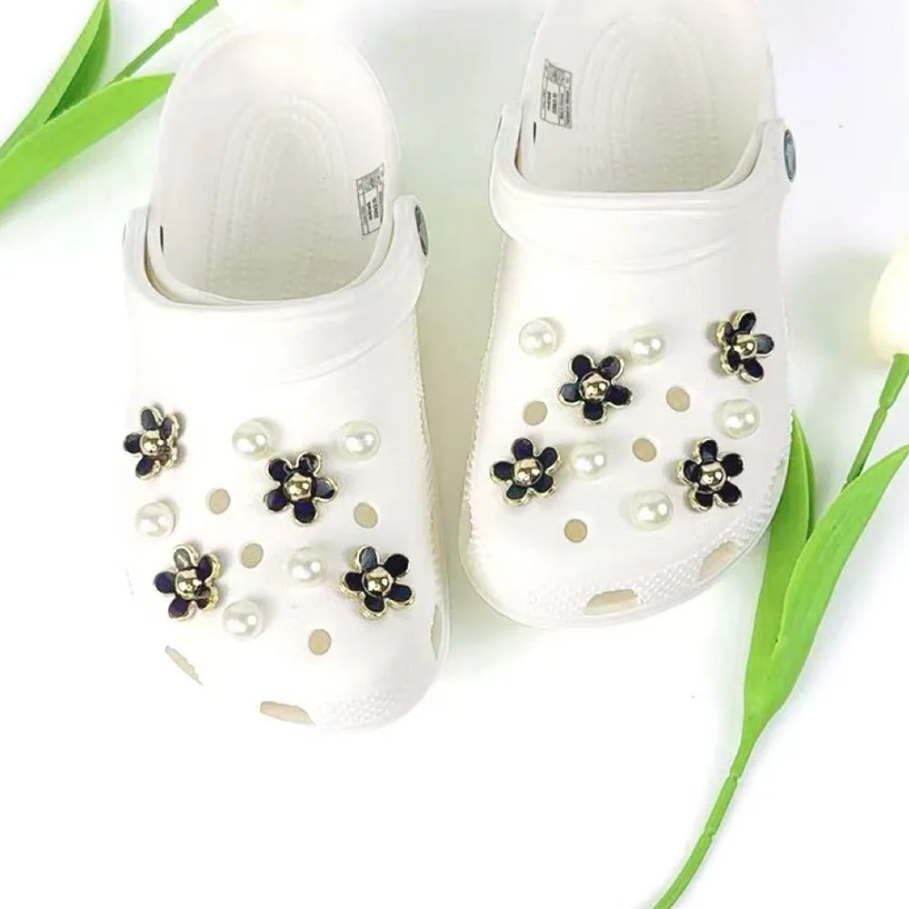 18개 패션 신발 장식 세트 블랙 핑크 오엽화 진주 신발 장식 버클 샌들 클로그 DIY 액세서리 파티 선물