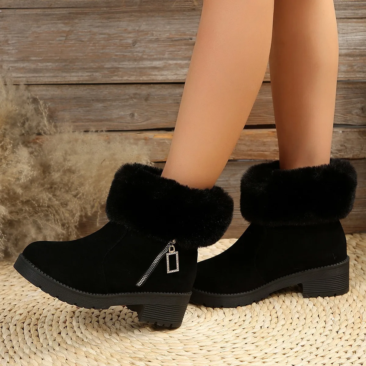 

Женские ботинки для снежной погоды, сезон осень-зима 2024, модная обувь для женщин, бархатные короткие ботинки на массивном каблуке, теплые женские ботинки больших размеров