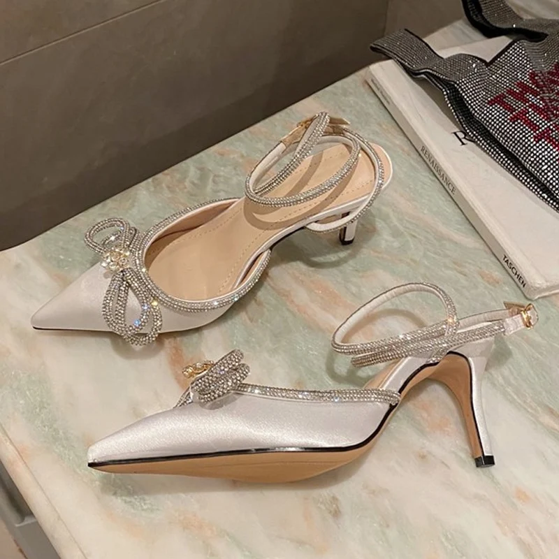 

Женские туфли-лодочки, новинка 2023, модная блестящая шелковая обувь с бантом и острым носком, ремешок с пряжкой, тонкие высокие каблуки, искусственная обувь для выпускного
