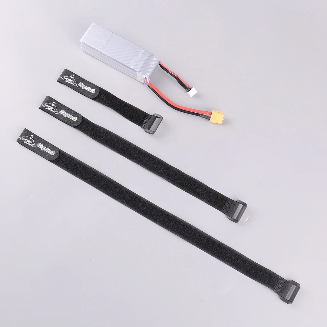 Sangles velcro auto-agrippantes de 35 cm pour modélisme, montrant la flexibilité du matériau.