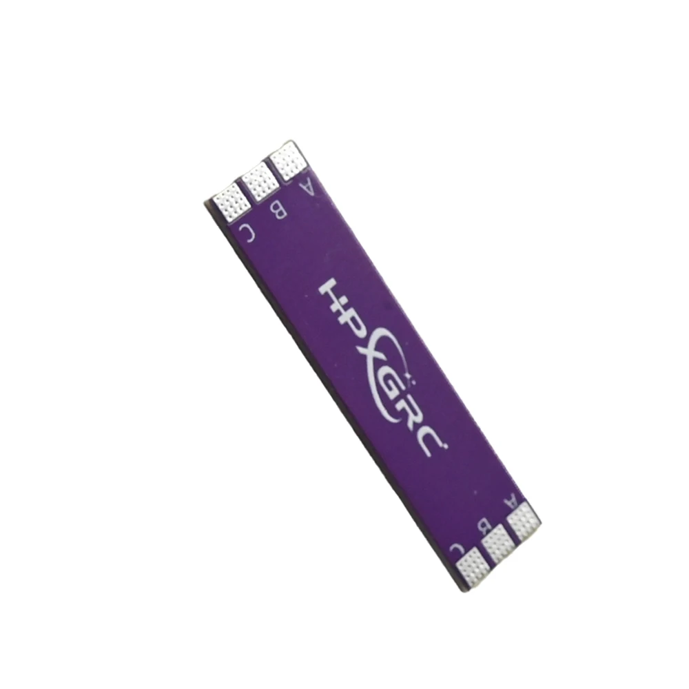 Gros plan sur les connecteurs de la carte de distribution d'alimentation ESC 4 en 1 40mm 3-8S