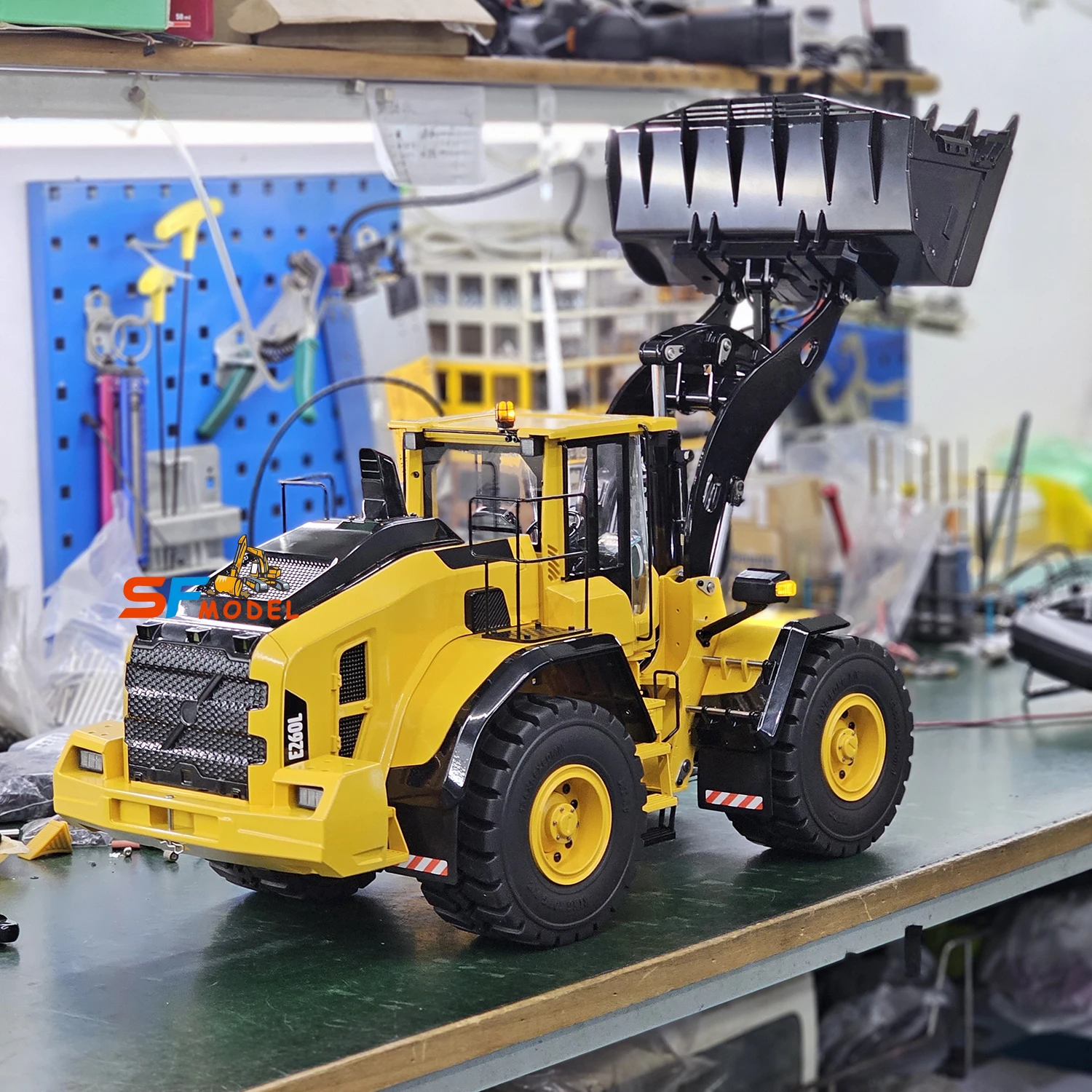 E260L RC Loader Metal Model 1/14 RC Hydraulic Loader RTR with Light and Sound System Engineering Remote Control Car Model Toy 4