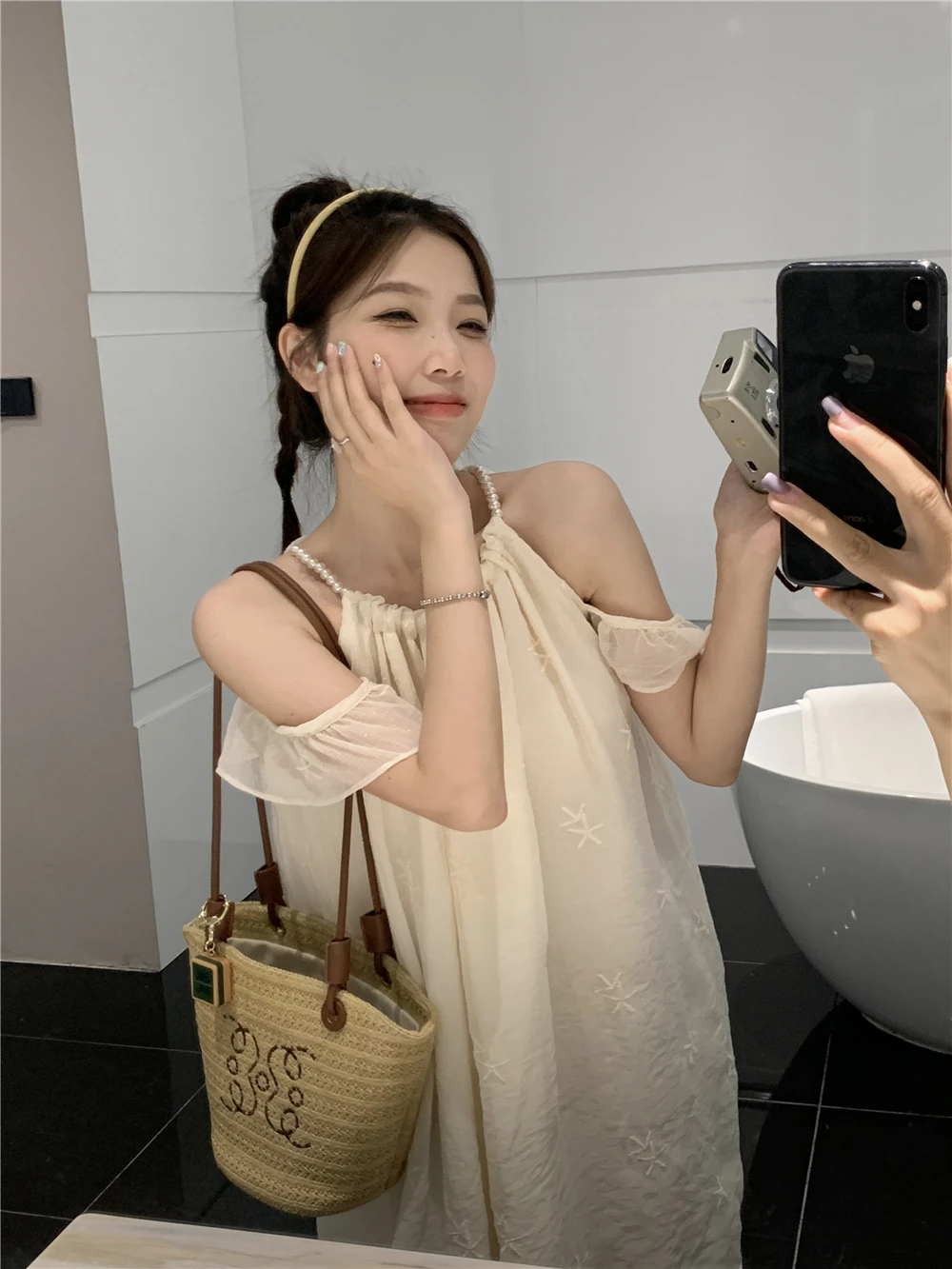 

2023 New Spring/Summer Women's Style Versatile Pearl Chain Neck Hanging Strap, Small Design Sense A-line Dress, Holiday Style