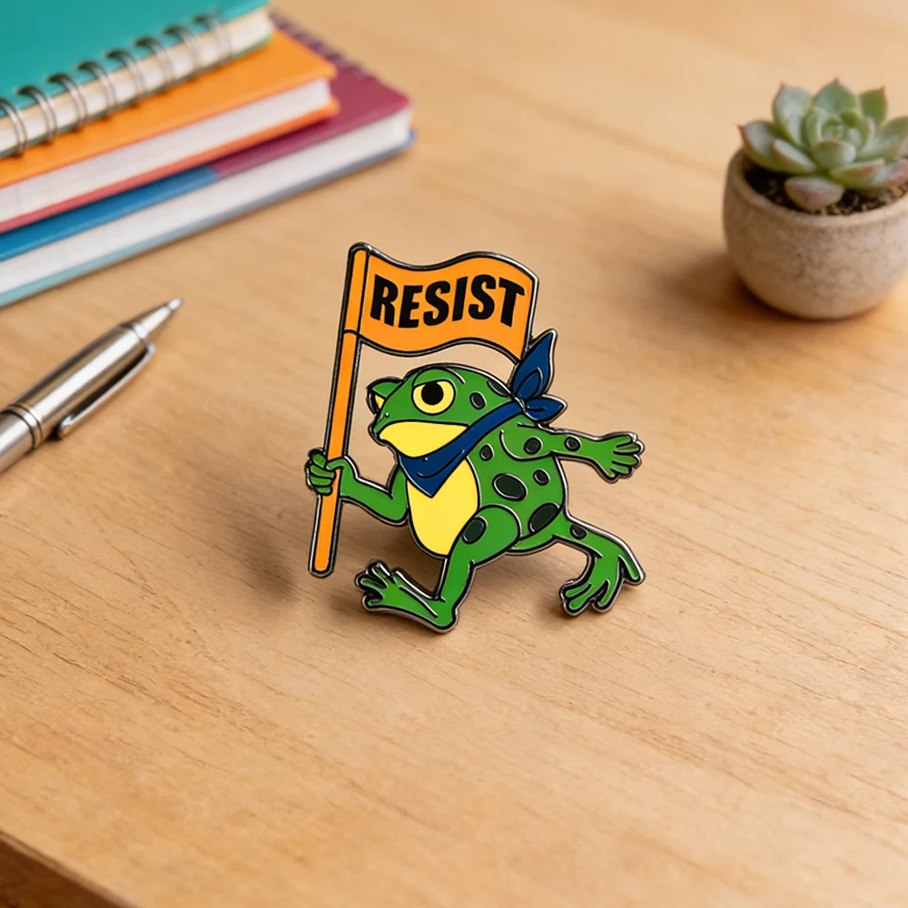 Widerstehen Sie Frosch-Emaille-Anstecknadel, Cartoon-Frosch, der ein Banner-Abzeichen für Kleidung und Taschen hält, Event-Accessoires, einzigartiges Geschenk – Detail 3