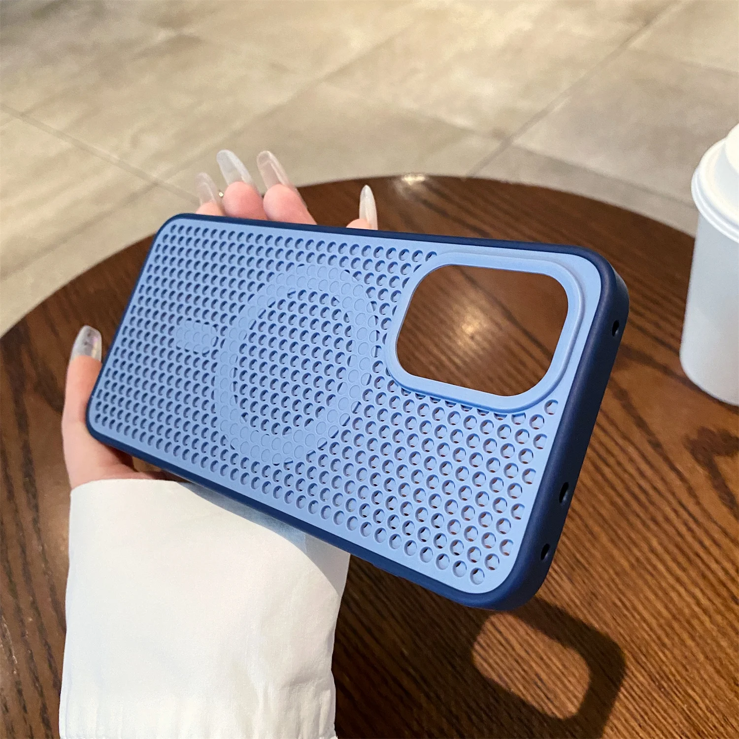 Ultra-Cooling Magnetic Mesh Case with Wireless Charging Compatibility