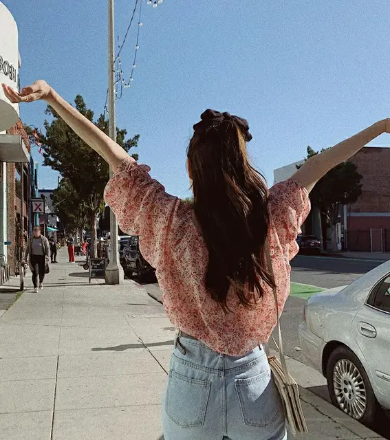 봄의 상쾌함을 담은 세련된 2024년 봄 쉬폰 셔츠