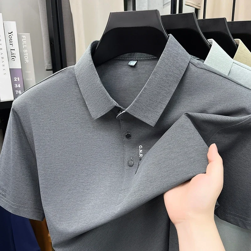 Polo da uomo in maglia melange opaca premium con colletto a tre bottoni, maniche con grafica a lettere, elastico e antipiega, ideale per il tempo libero. - immagine 3