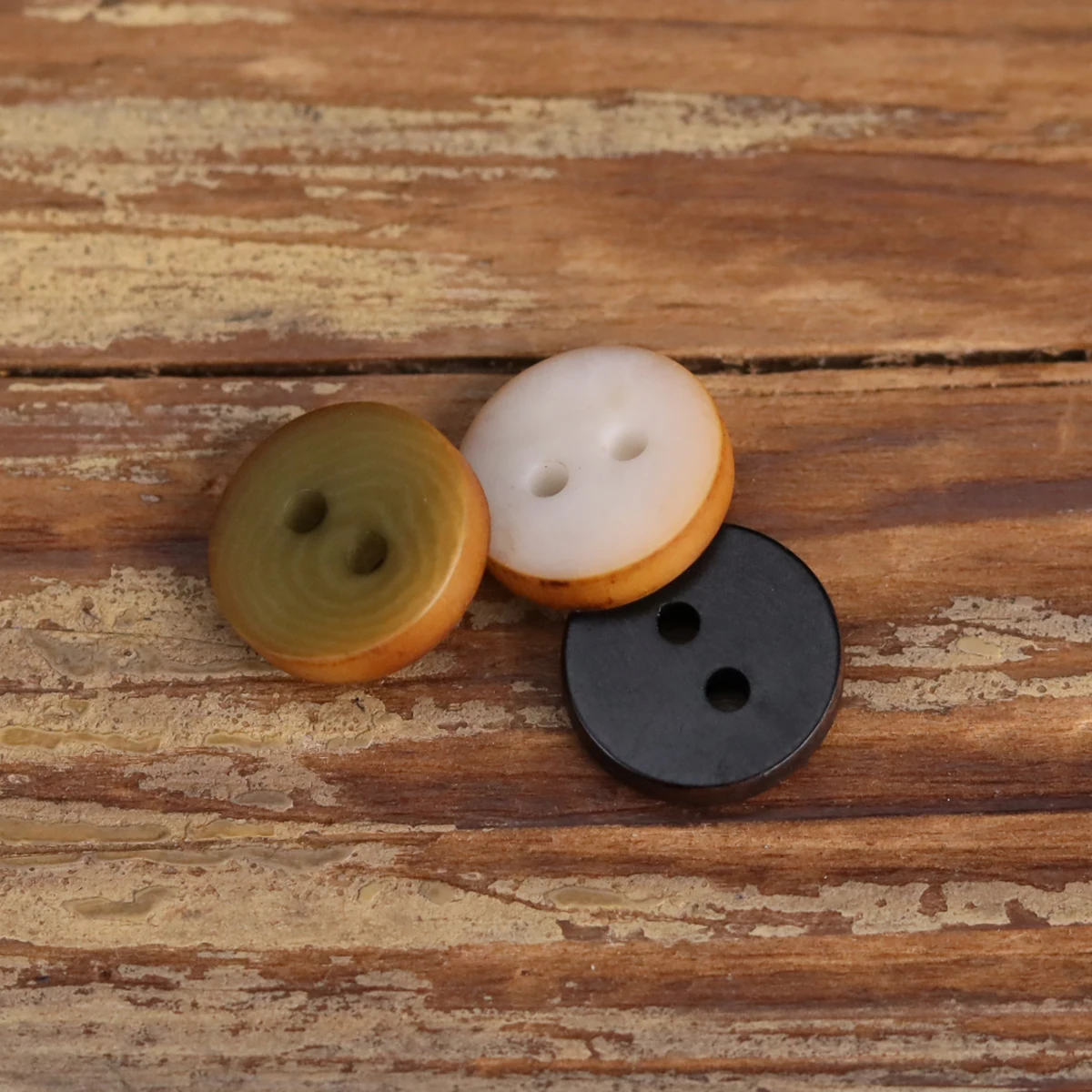 12pcs Flat Two Hole Shirt Buttons 11.5mm Sewing Accessories Green White Black Scorched Sides Design Fashion Button 4