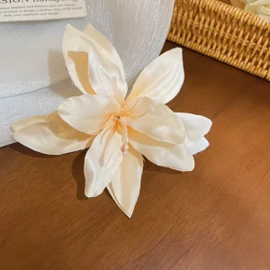Multi-Style-Haarspangen mit frischen weißen und rosa Stoffblumen für Frauen, süße handgefertigte Acryl-Haarspangen, sanfte Mori-Mädchen-Accessoires – Detail 7