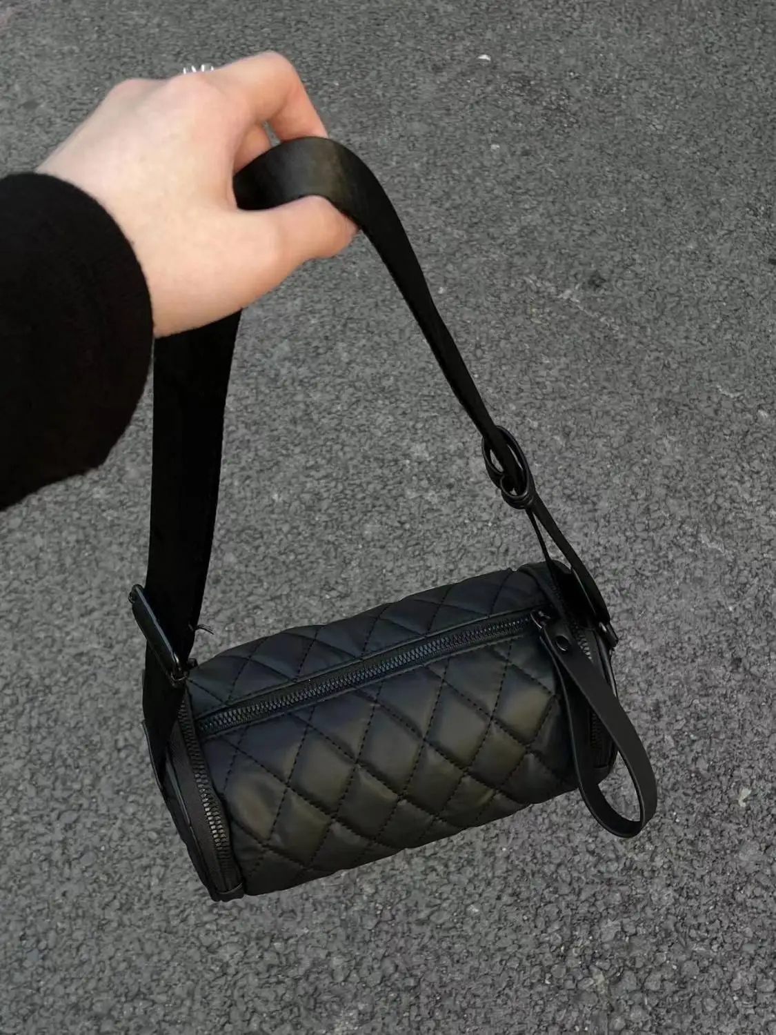 Black Quilted Cylinder Shoulder Bags Women Leather Zipper Large Capacity Crossbody Bag Ladies Wide Strap Fashion Premium Handbag