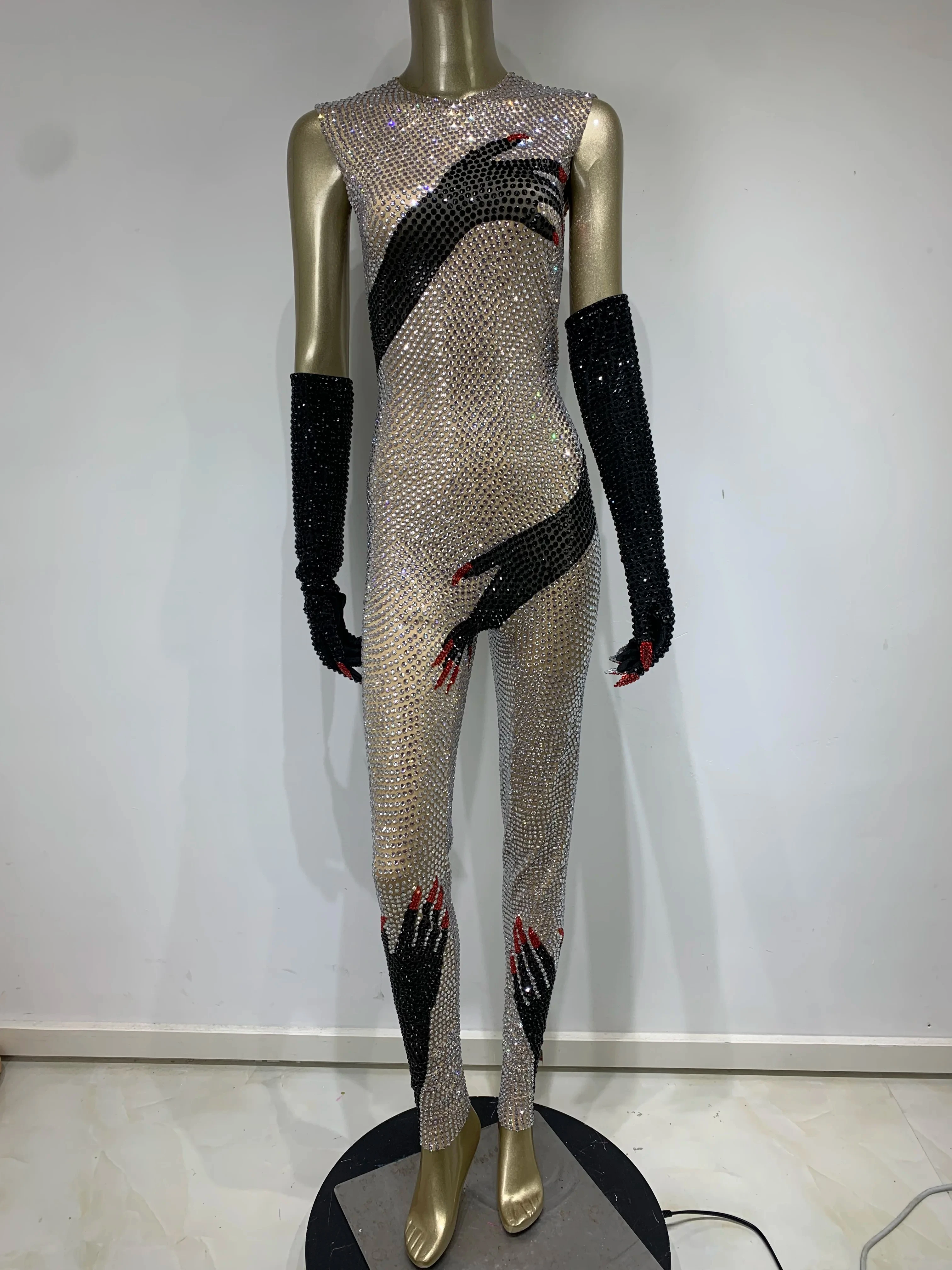 Рисунок 4 - Женский соблазнительный комбинезон 2023 года