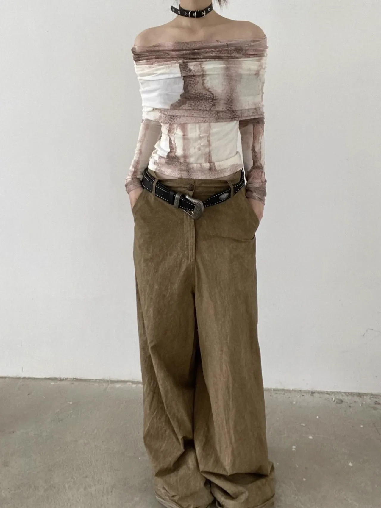 

Рубашки в минималистском стиле для женщин, Новинка осени 2023, облегающие топы с открытыми плечами, плоской горловиной, эластичным принтом и длинным рукавом