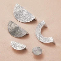 ตัวดึงตู้ครึ่งวงกลมที่ค้อนทองเหลือง – ลิ้นชักและมือจับตู้เสื้อผ้าที่หรูหราน้ําหนักเบาทําจากพื้นผิววินเทจในยุคกลางศตวรรษด้วยไฟฟ้า 6