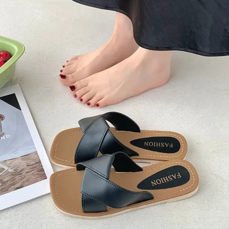 Fashion Open Toe Bedroom Black Women's Slippers and Ladies Sandals Home Indoor Low Heel Slides Outside House Shoes