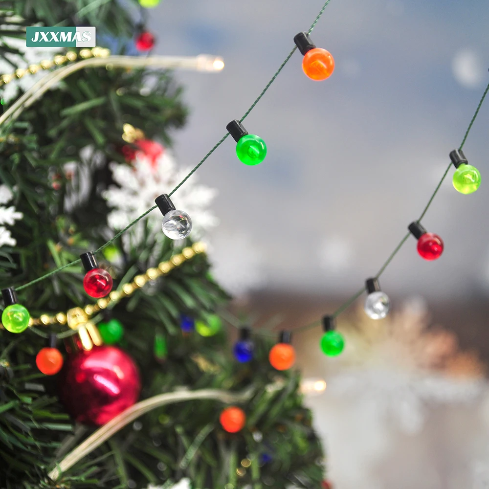 Vrolijke Kerstmis En Gelukkig Nieuwjaar 2016 Het Witte Rendier En De Kleurrijke Kerstboom Op Rode Achtergrond 62921046