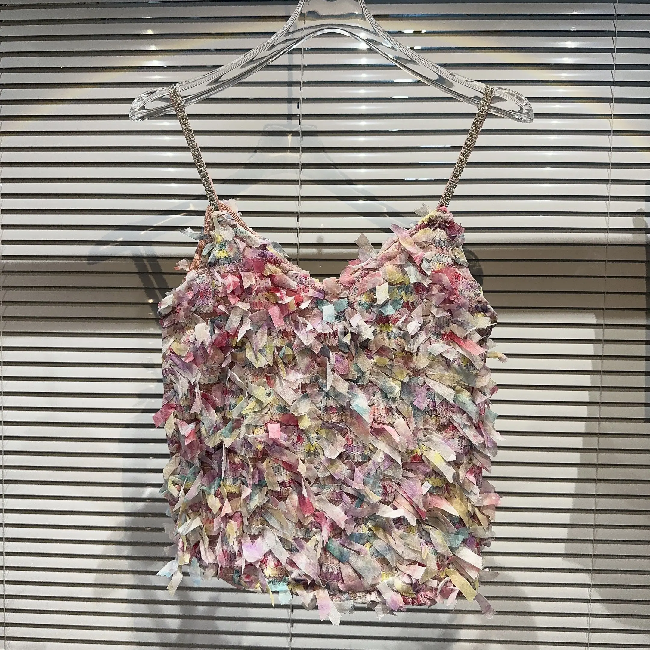 

2023 Summer Petal Tassel Camisole Women New Fashion Style V-neck Hand-Knited Diamond Shoulder Strap Camisoles Tank Tops