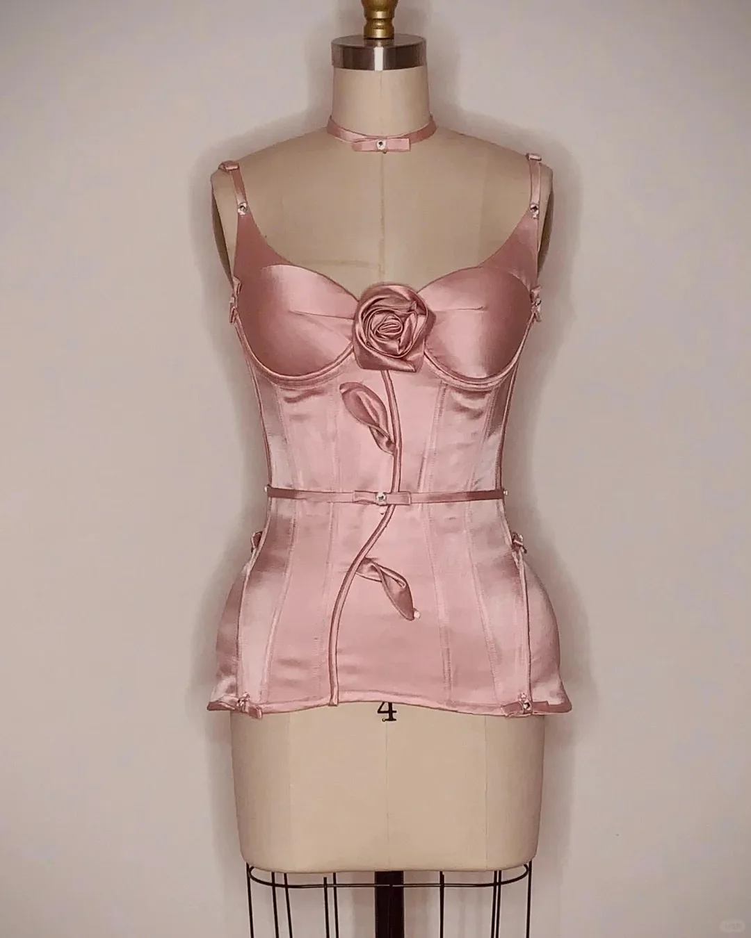 

Sexy Satin Rose Corset Mini Prom Dress with Beaded Tight Cocktail Dresses Bustier Outfit Y2K Pink Birthday Party Gowns for Women