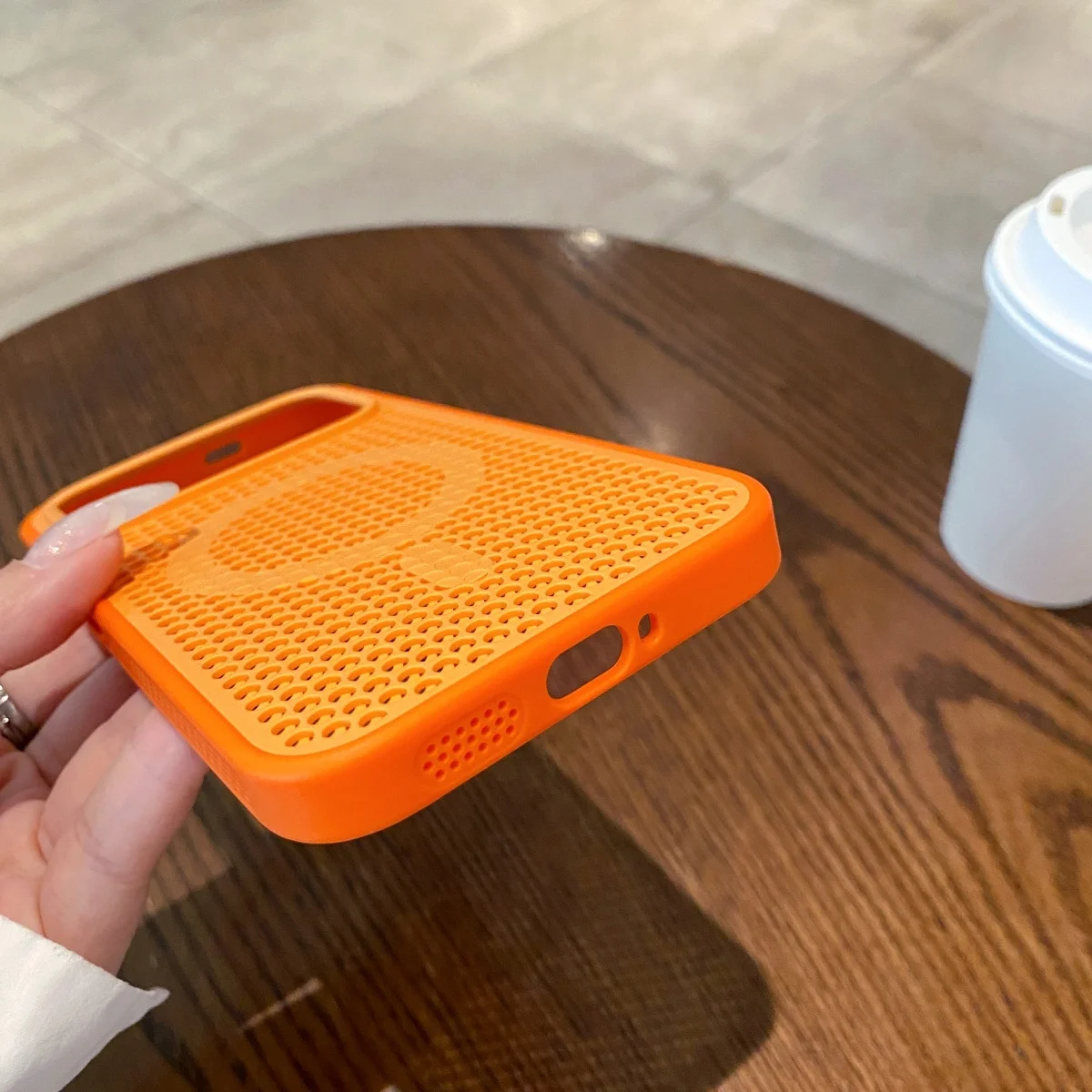 Enhanced Magnetic Cooling Case with Heat Dissipation and Magsafe Compatibility