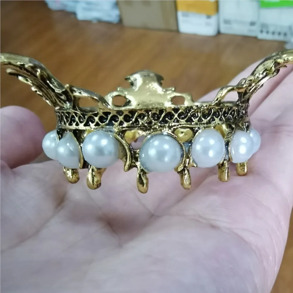 1Pcs Nail Brush Pen Rack Stand Holder Metal Alloy Crown Pearl Pen Showing Shelf Retro Painting Pen Holder Manicure Nail Art Tool