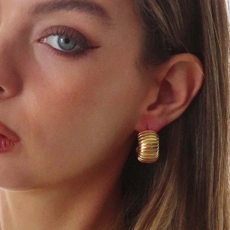 Stainless Steel Striped C Shape Huggie Hoop Earrings Women Sleek Metal Gold Color Twist Hoops Statement Ear Buckle Retro Jewelry