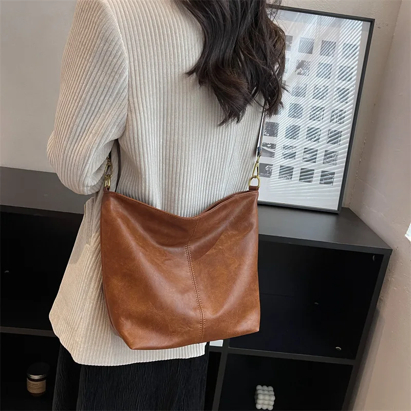 2024 New PU Simple Retro Shoulder Bag Women's Crossbody Bag Tote Bag Features A Niche Shoulder Strap Design Handbag Holiday Gift