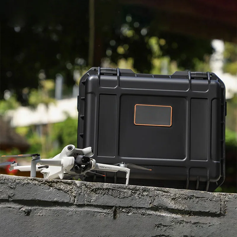 Test d'étanchéité : l'étui étanche pour DJI Mini 4 Pro immergé dans l'eau, protégeant efficacement le drone.